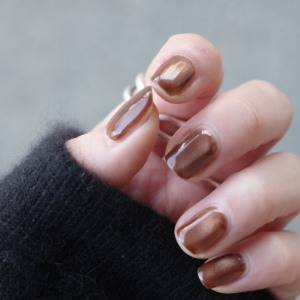 指先も秋冬モードに♡さりげなく印象的「ブラウンマグネットネイル」