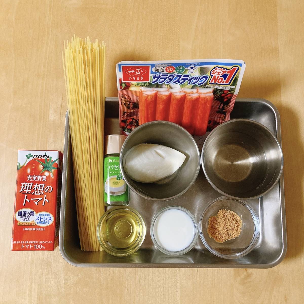 いちまさ公式の「カニかまとトマトジュースのワンパンパスタ」のレシピ
