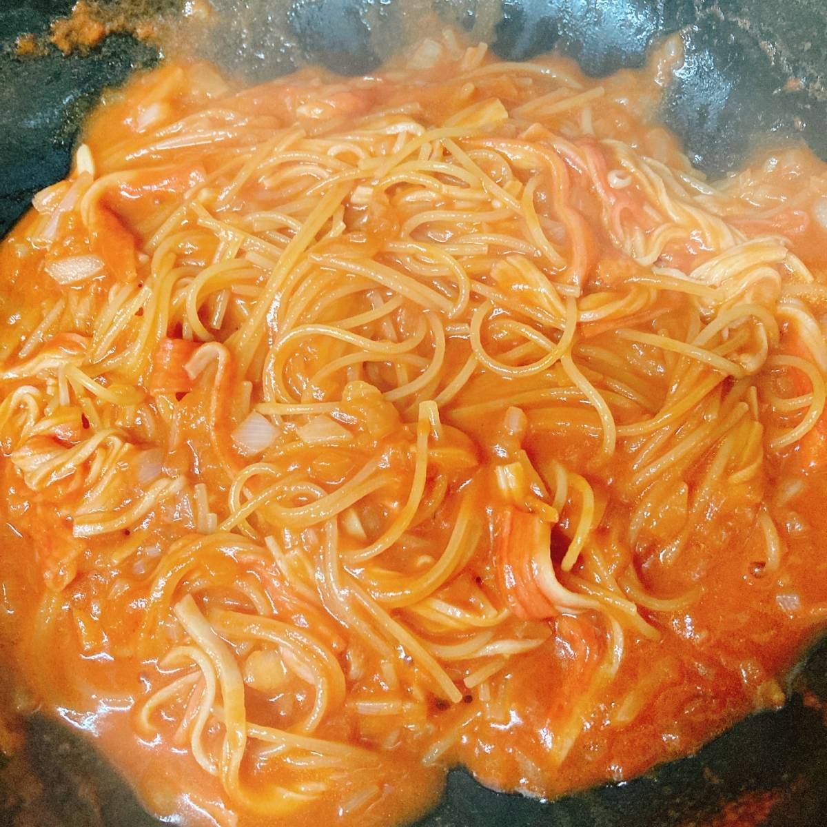 いちまさ公式の「カニかまとトマトジュースのワンパンパスタ」のレシピ