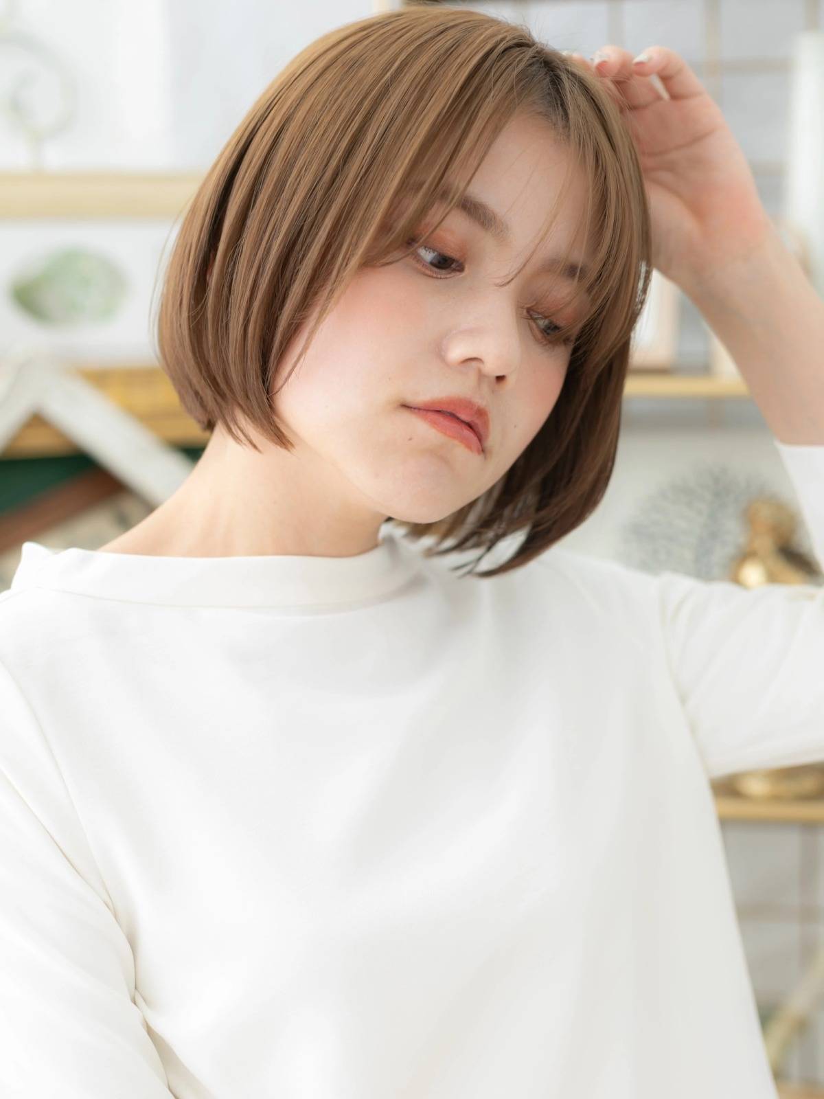 ベージュカラーのストレートボブ