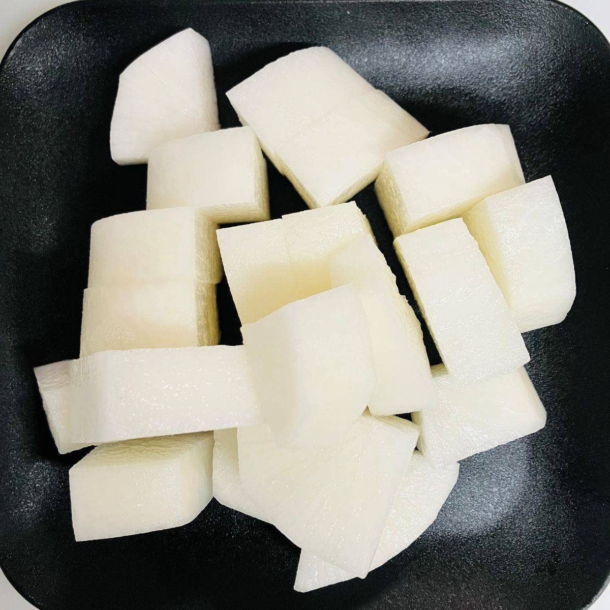 くらこん公式の「ごま油香るつぶ塩こんぶの焼きぶり大根」のレシピ