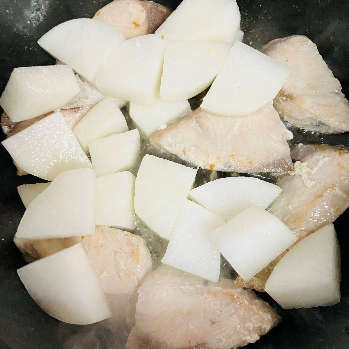 くらこん公式の「ごま油香るつぶ塩こんぶの焼きぶり大根」のレシピ