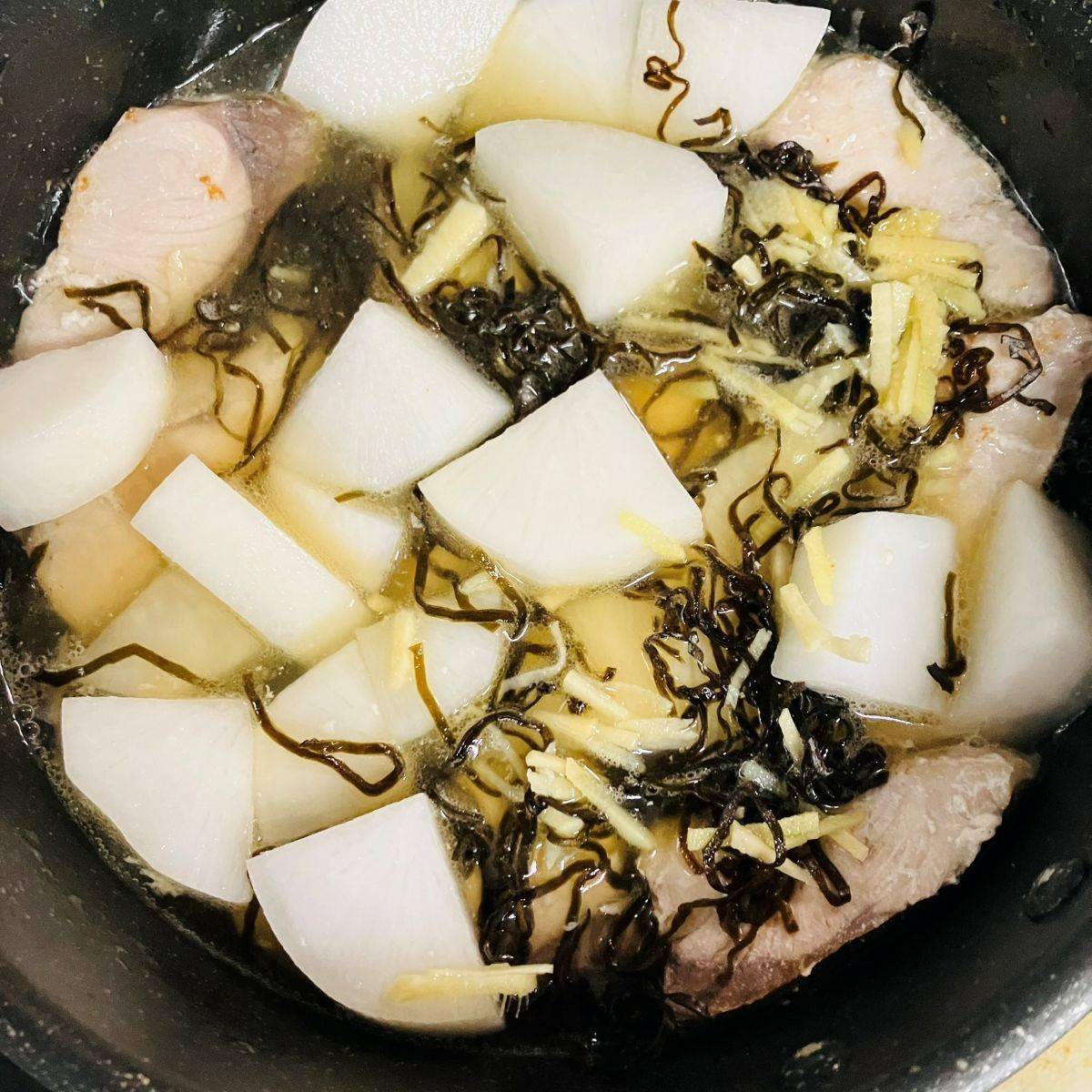 くらこん公式の「ごま油香るつぶ塩こんぶの焼きぶり大根」のレシピ