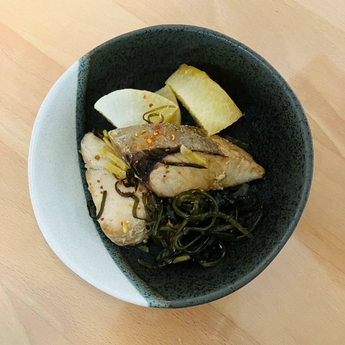 くらこん公式の「ごま油香るつぶ塩こんぶの焼きぶり大根」のレシピ