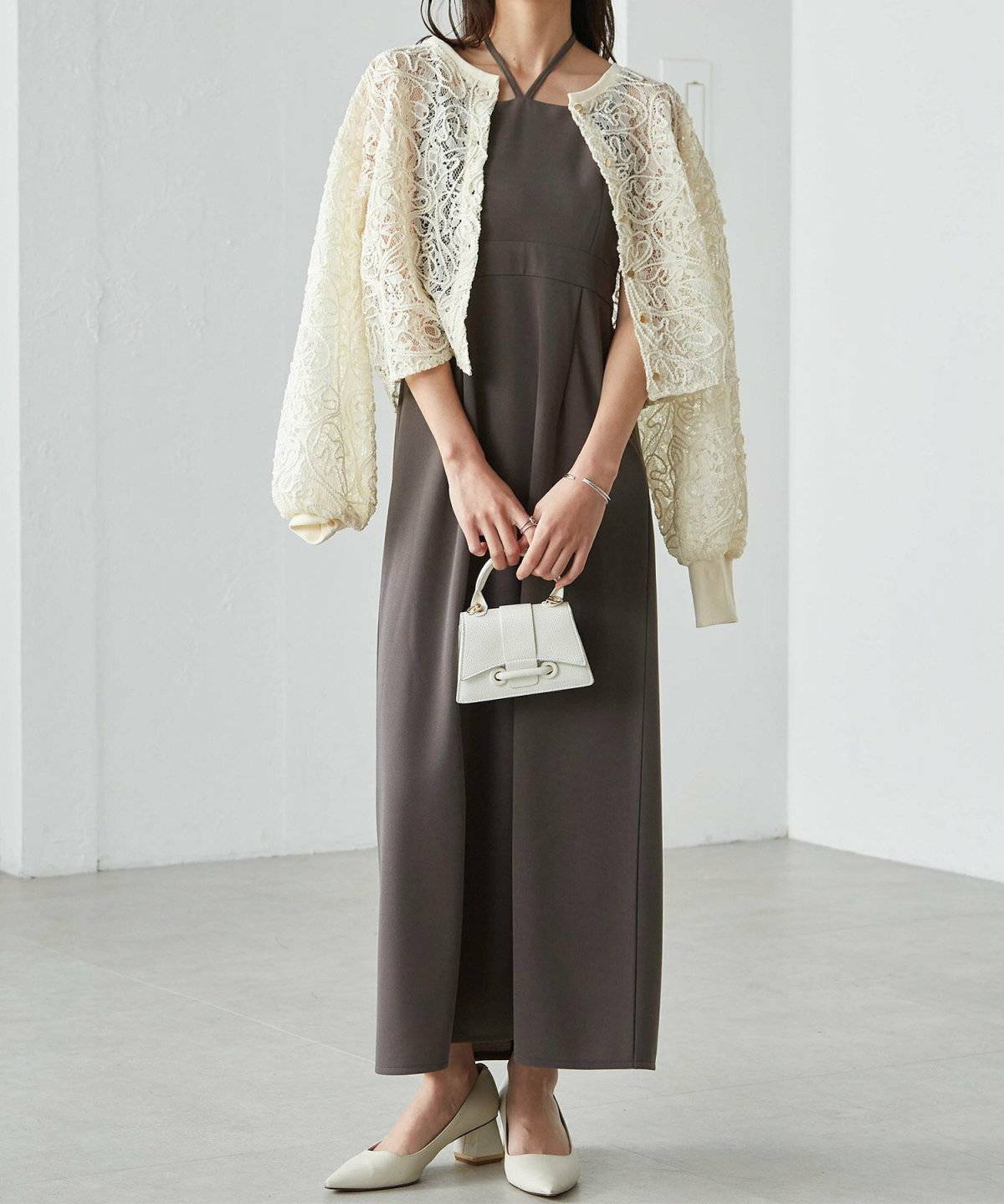 ワンピースにブルゾンを羽織った女性