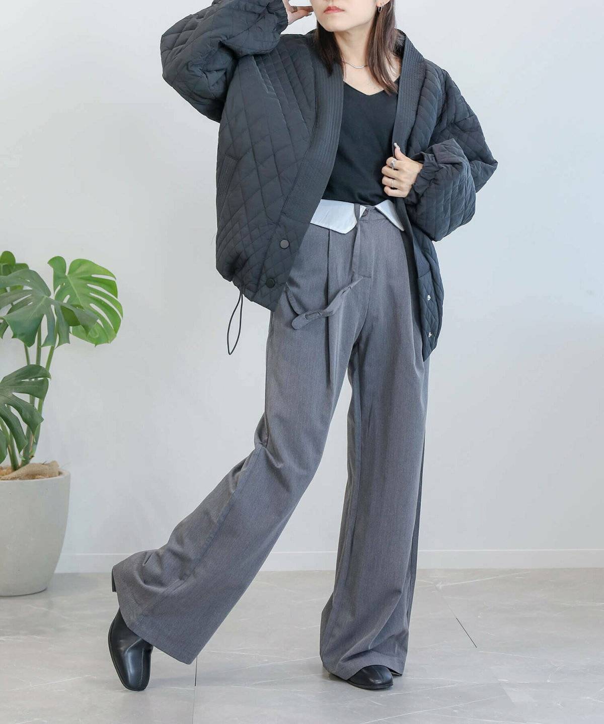 グレーのワントーンコーデの女性