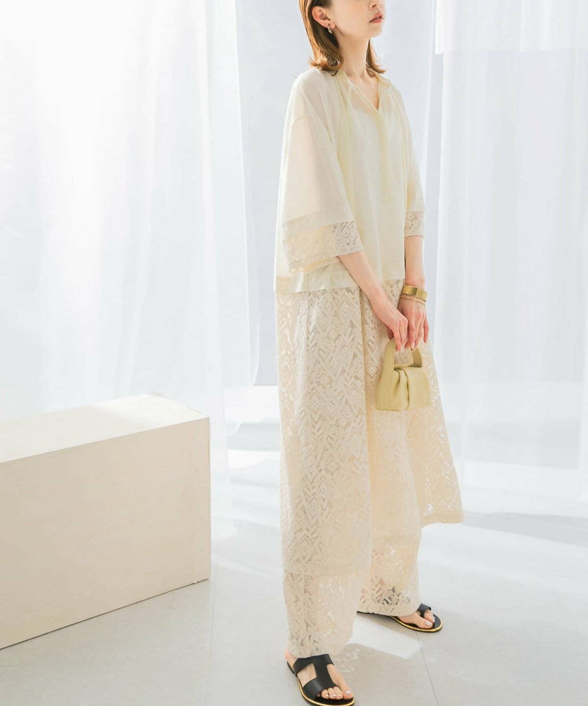 オールホワイトコーデの女性