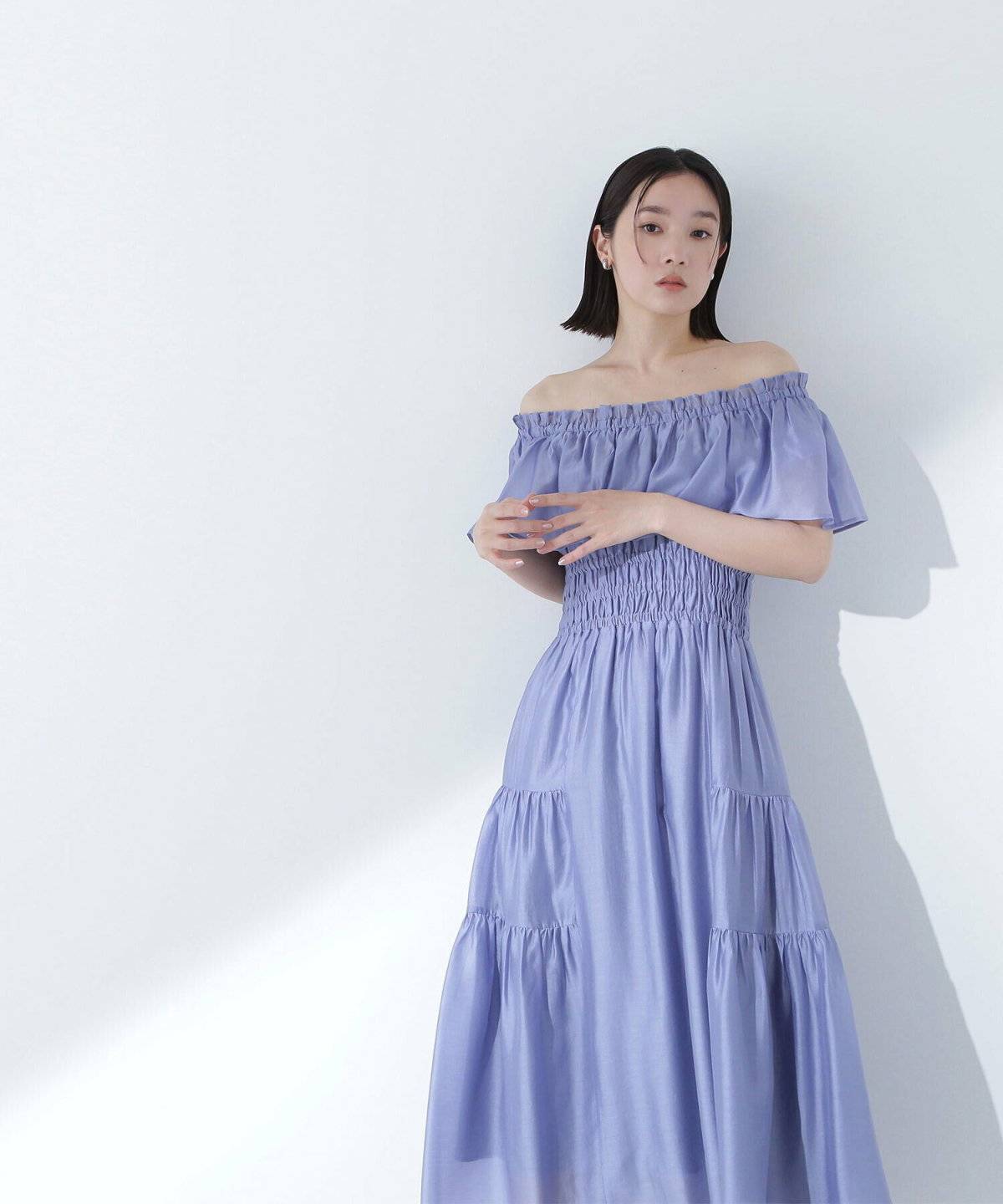 ブルーのワンピースを着た女性