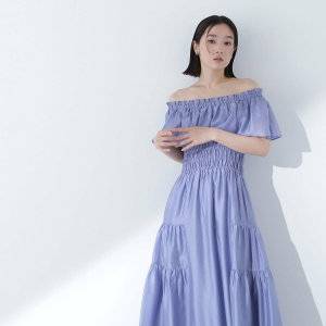  ワンピースコーデの女性 