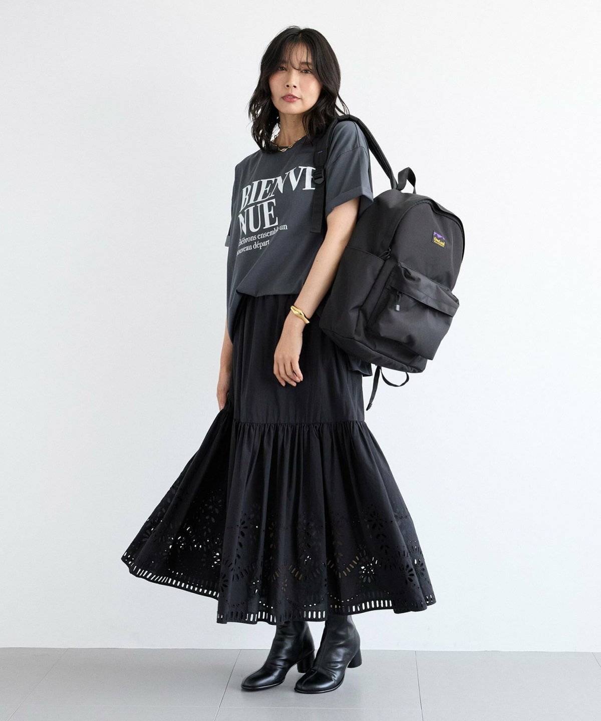 Tシャツにスカートを合わせた女性