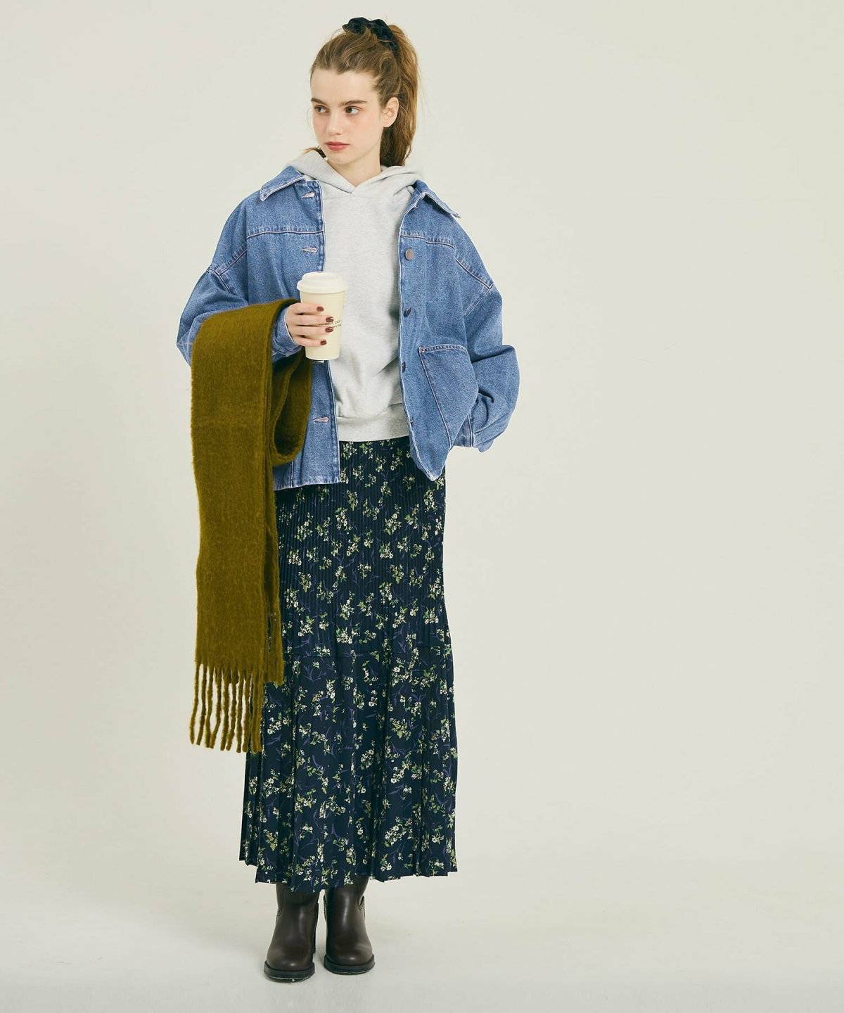 デニムジャケットにスカートを合わせた女性