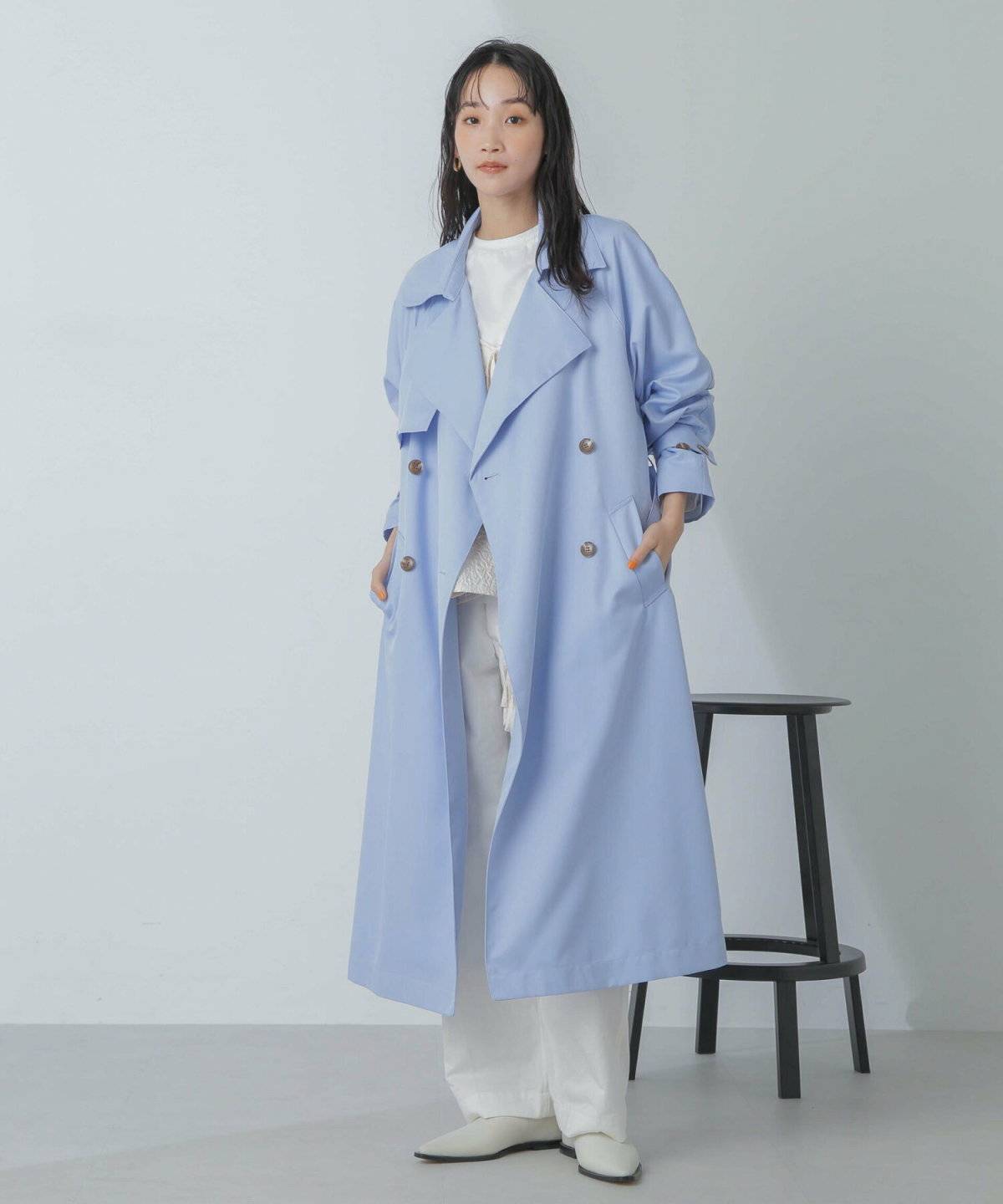 コートにパンツを合わせた女性