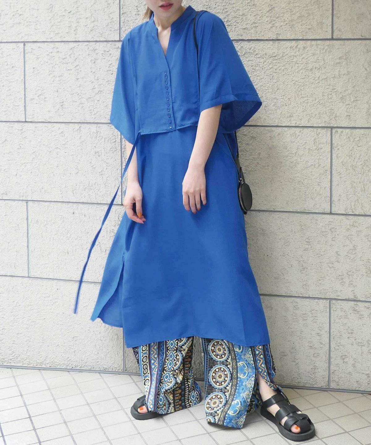 ワンピースコーデの女性