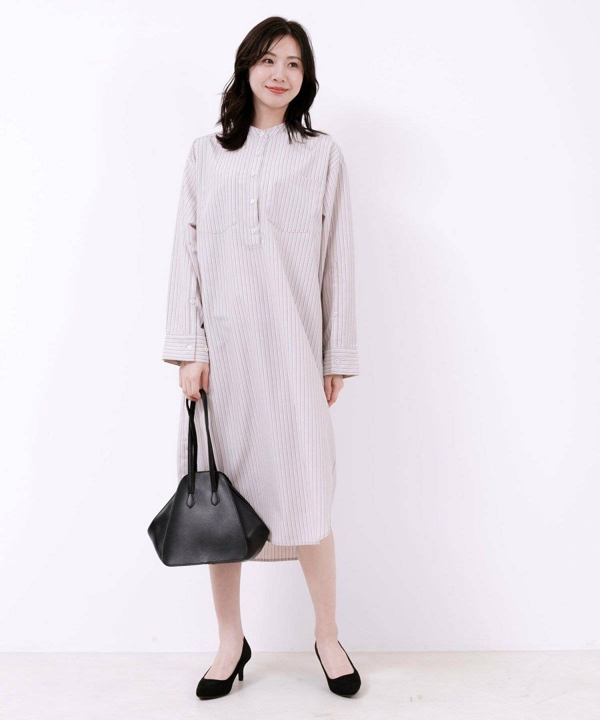 ベージュのワンピースを着た女性