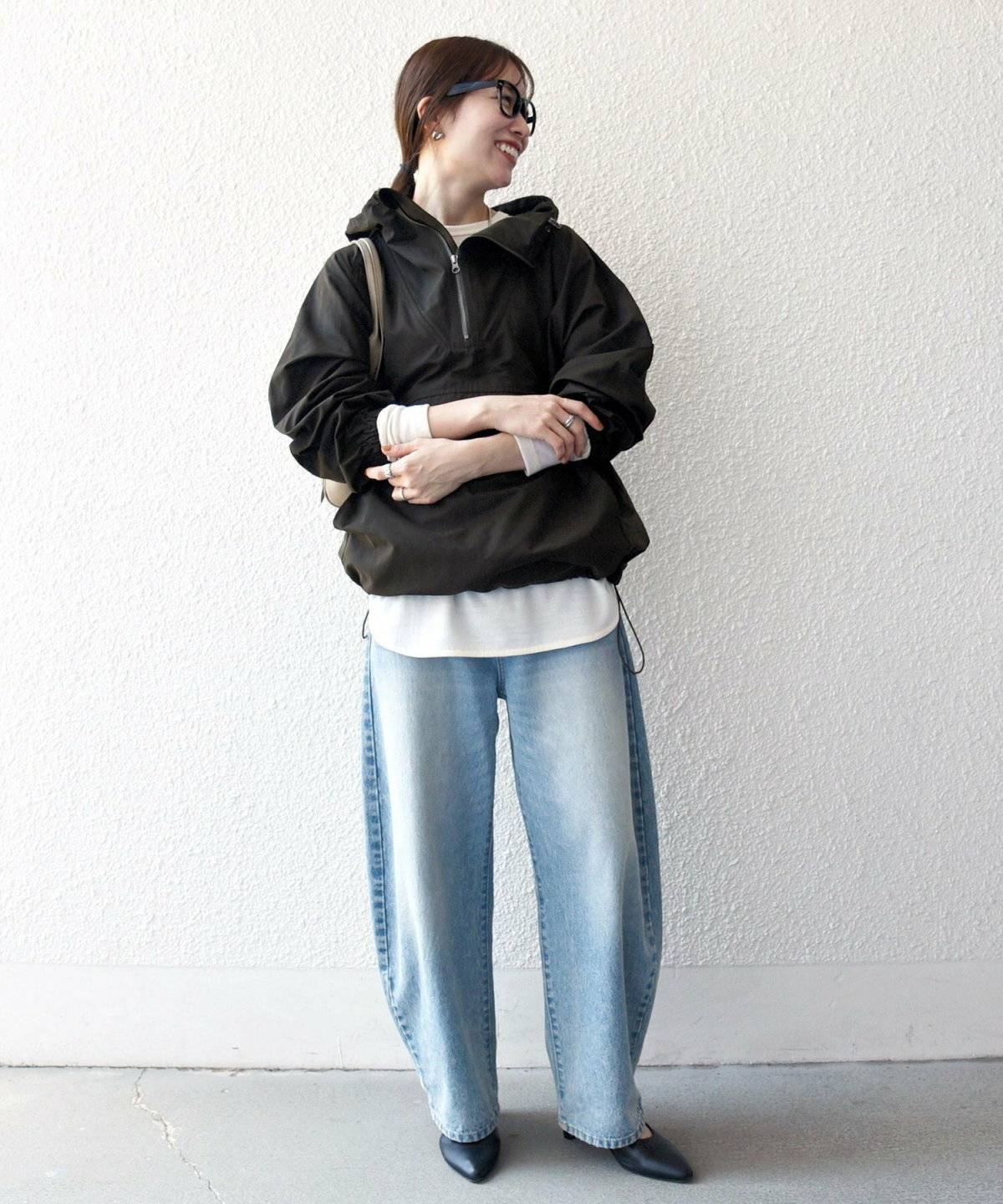 モノトーンコーデの女性