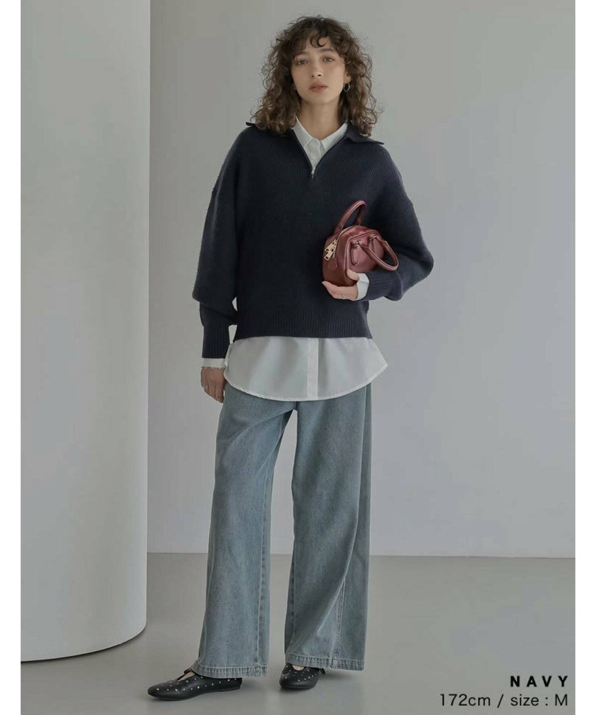 ニットにデニムを合わせた女性