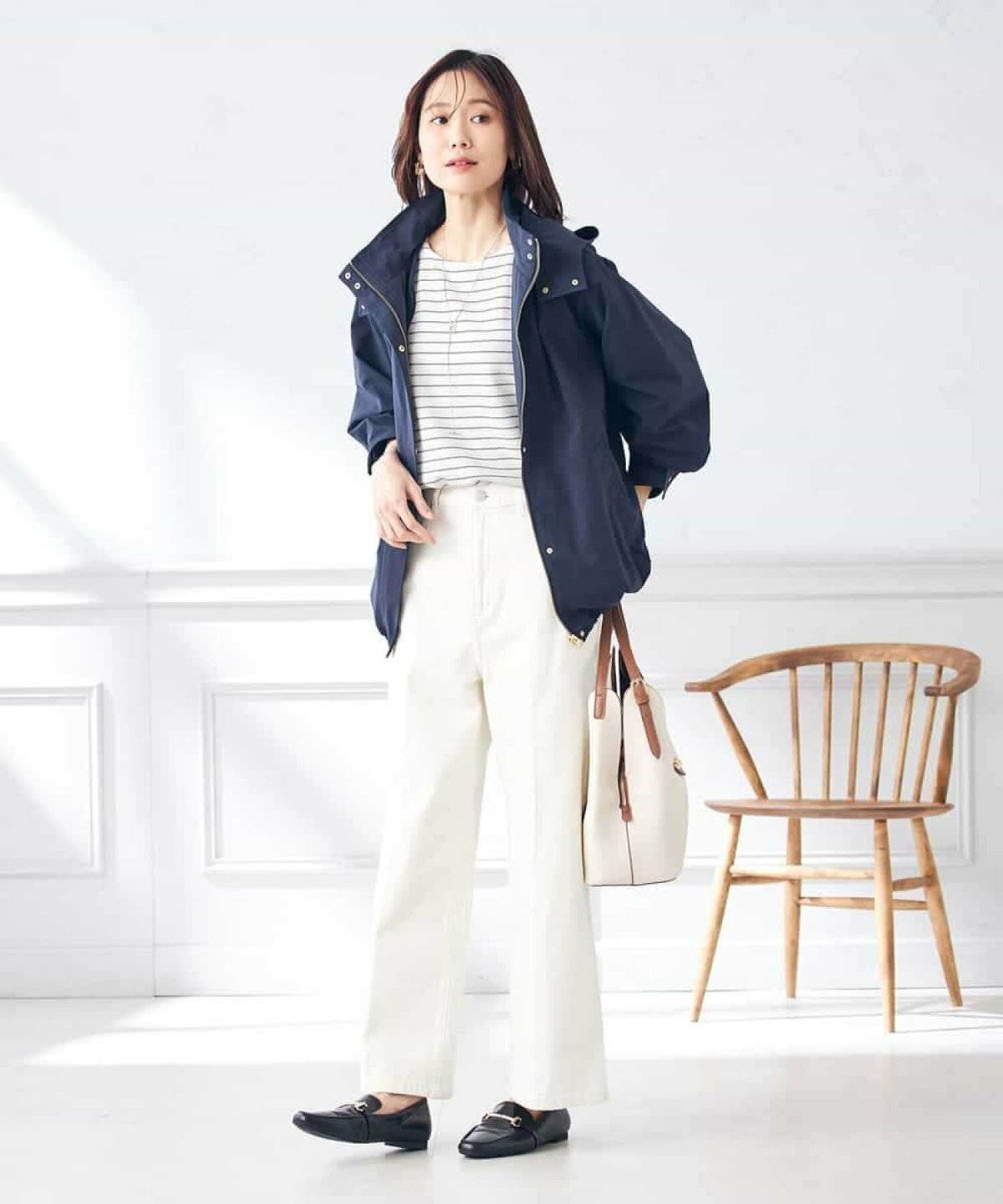 ネイビーのブルゾンにチノパンを合わせた女性