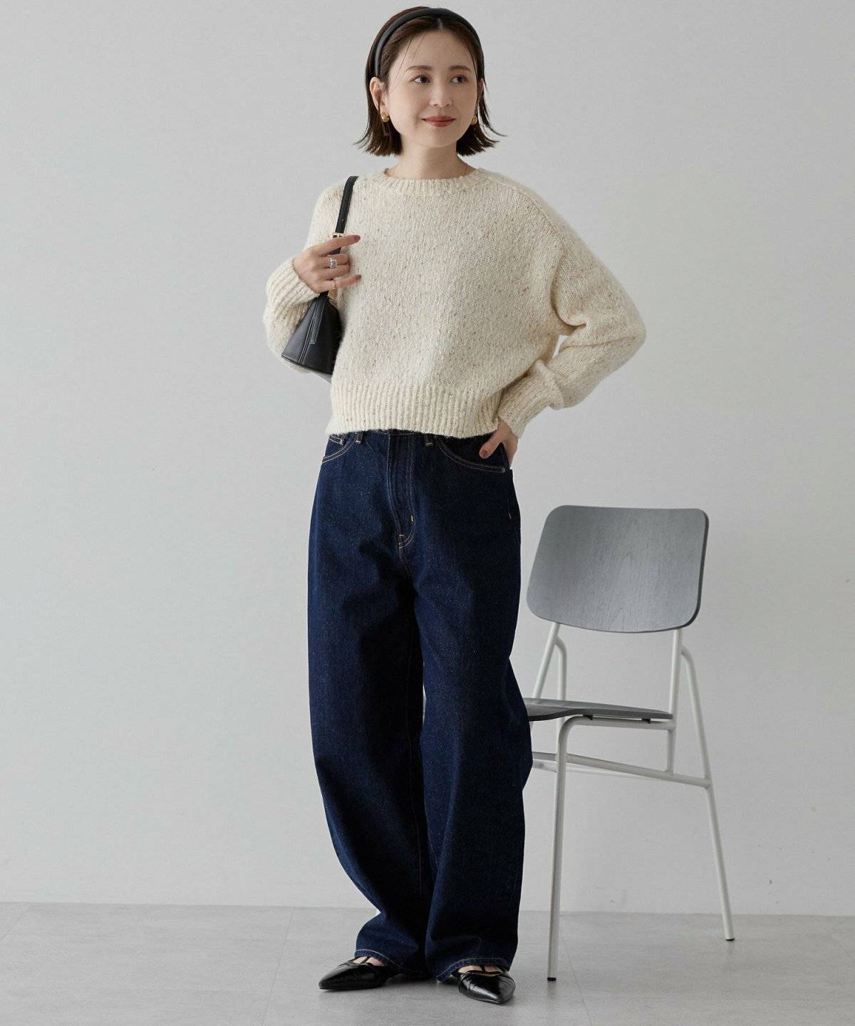 ミックスニットにデニムを合わせた女性