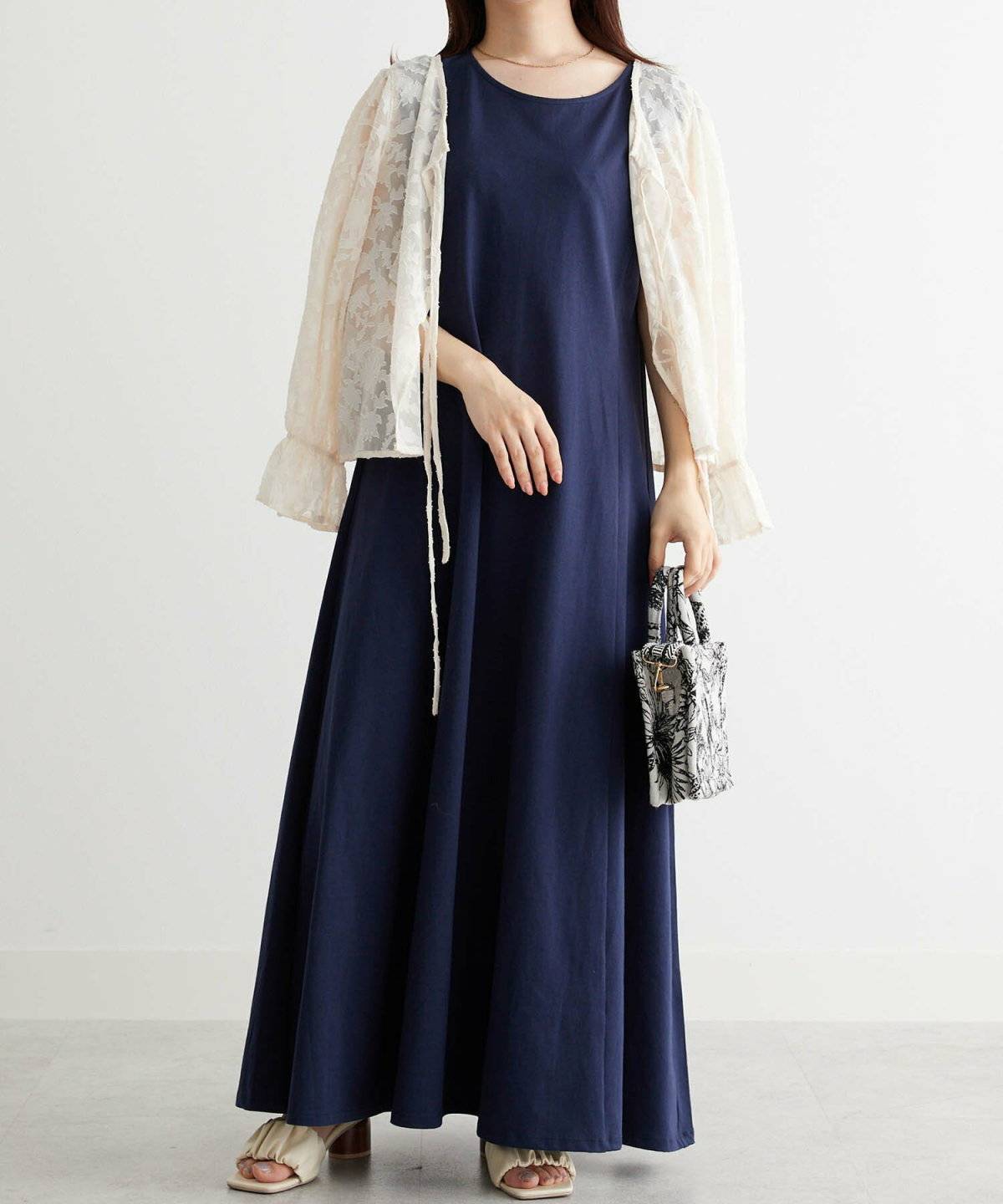 ワンピースを着た女性