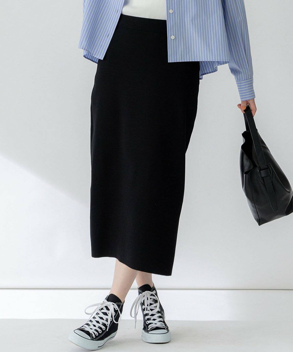 タイトスカートを履いた女性