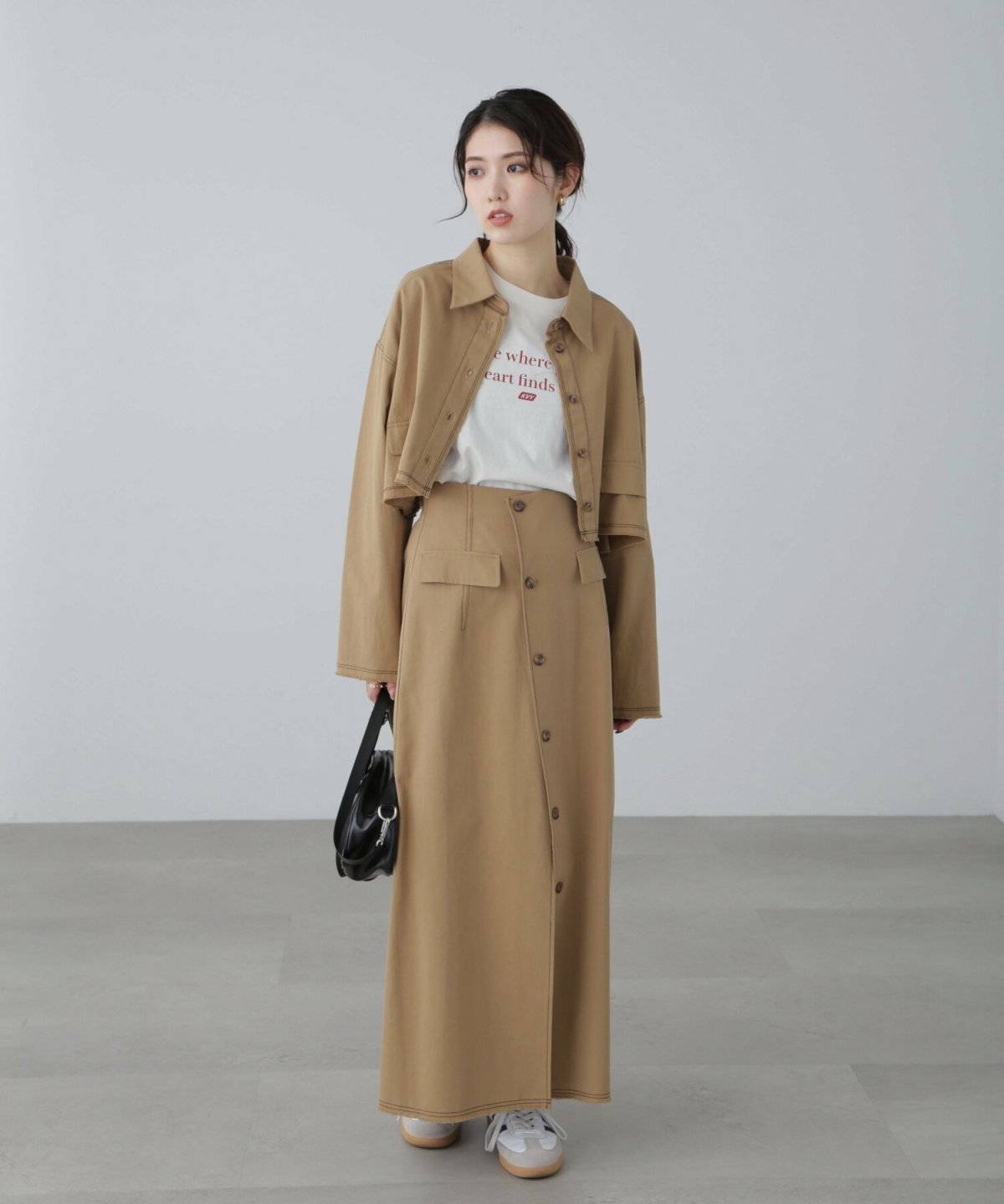 タイトスカートを履いた女性