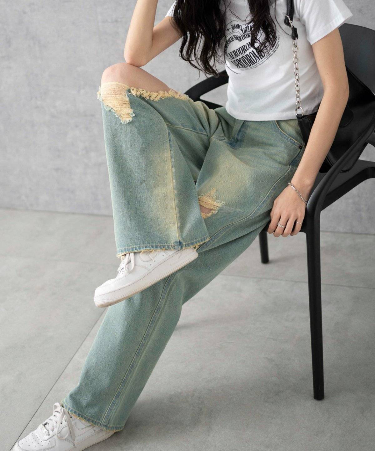 デニムを履いた女性