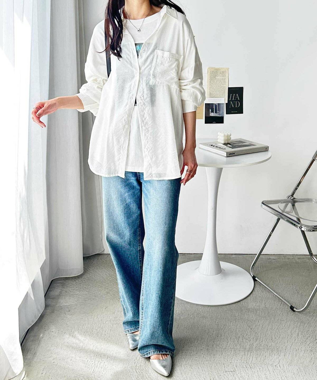 シャツを羽織った女性