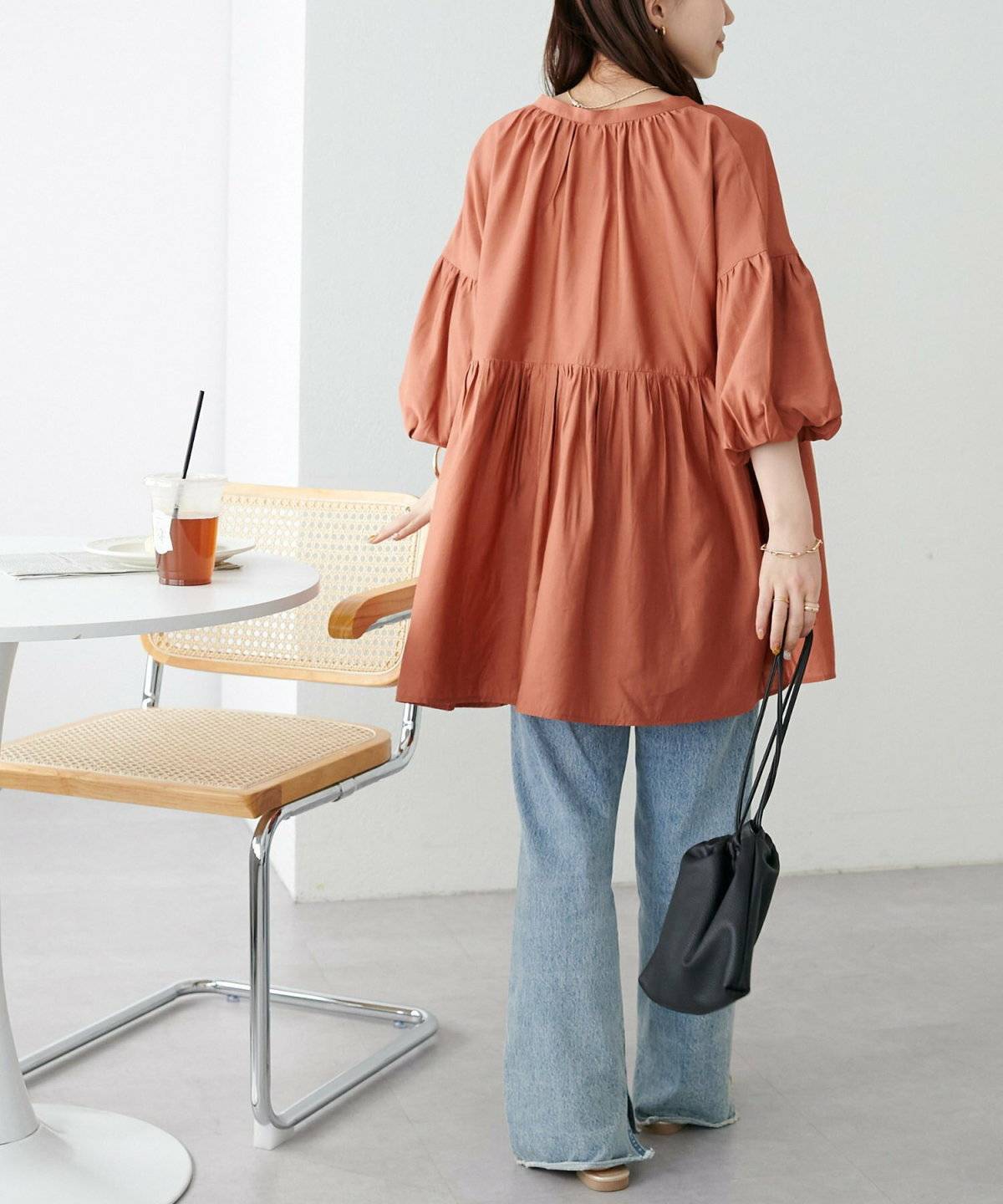 デニムを履いた女性