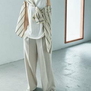  夏コーデの女性 