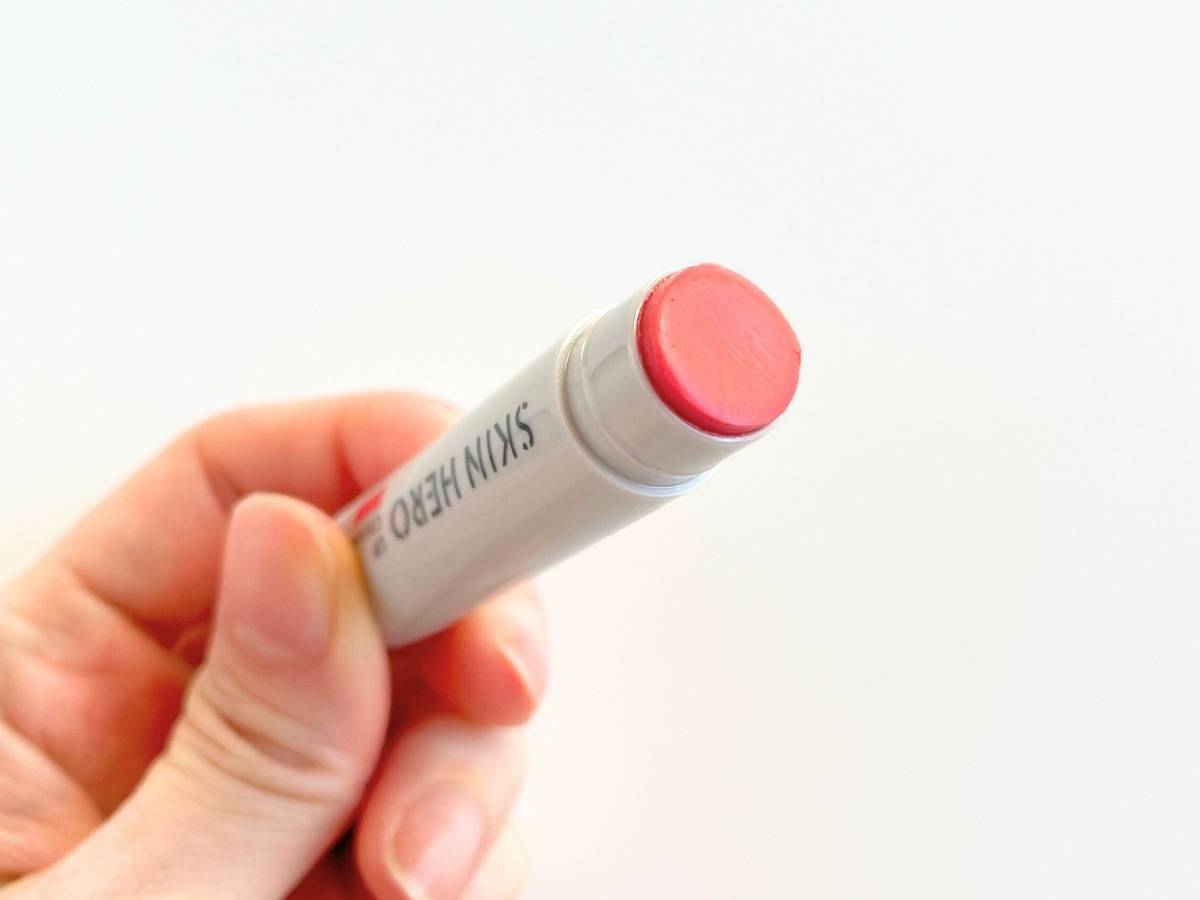 スキンヒーロー 顔色改善リップクリーム 01血色感レッドの色味