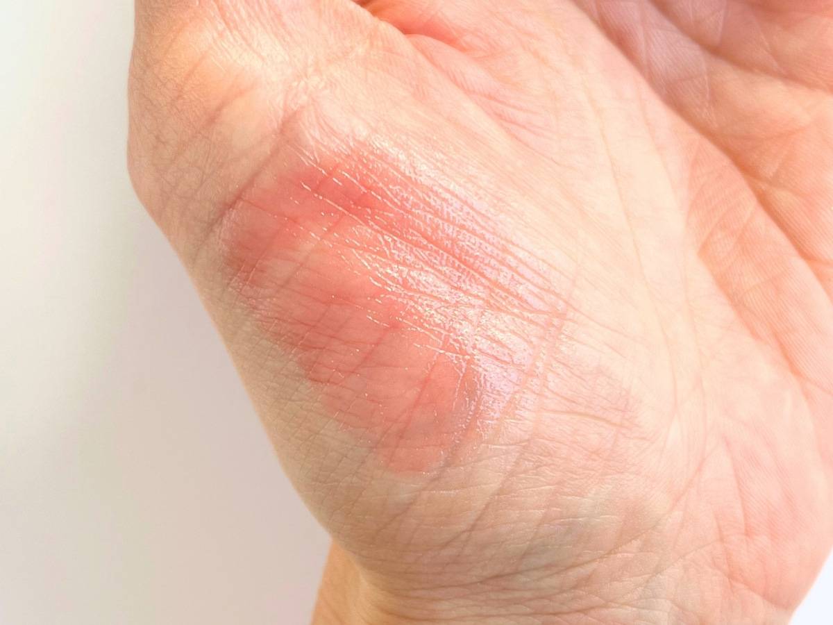 スキンヒーロー 顔色改善リップクリーム 01血色感レッドの色味