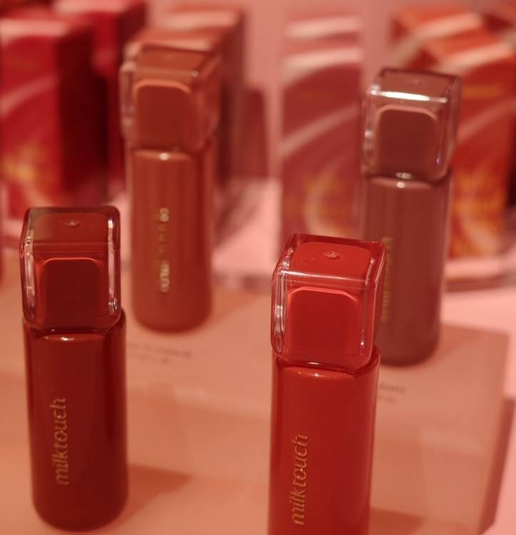 Milk Touch「デューステインシアーリップグロス」