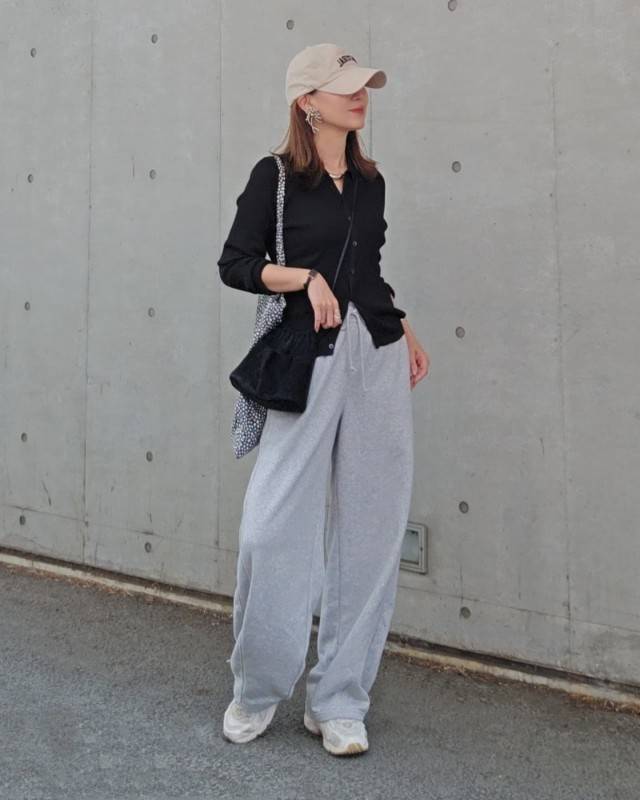 コンパクトサイズのカーディガン×スウェットパンツ