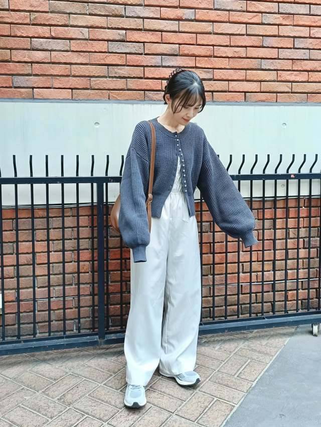 白サロペット×グレーカーディガン
