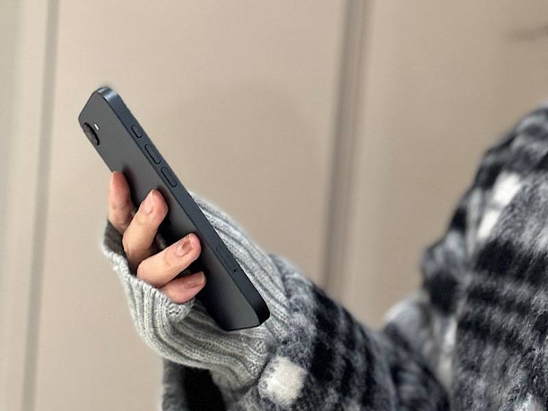 アームウォーマーをつけたままスマホを操作する女性