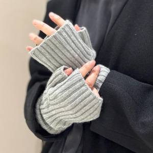  アームウォーマーをつけた女性 