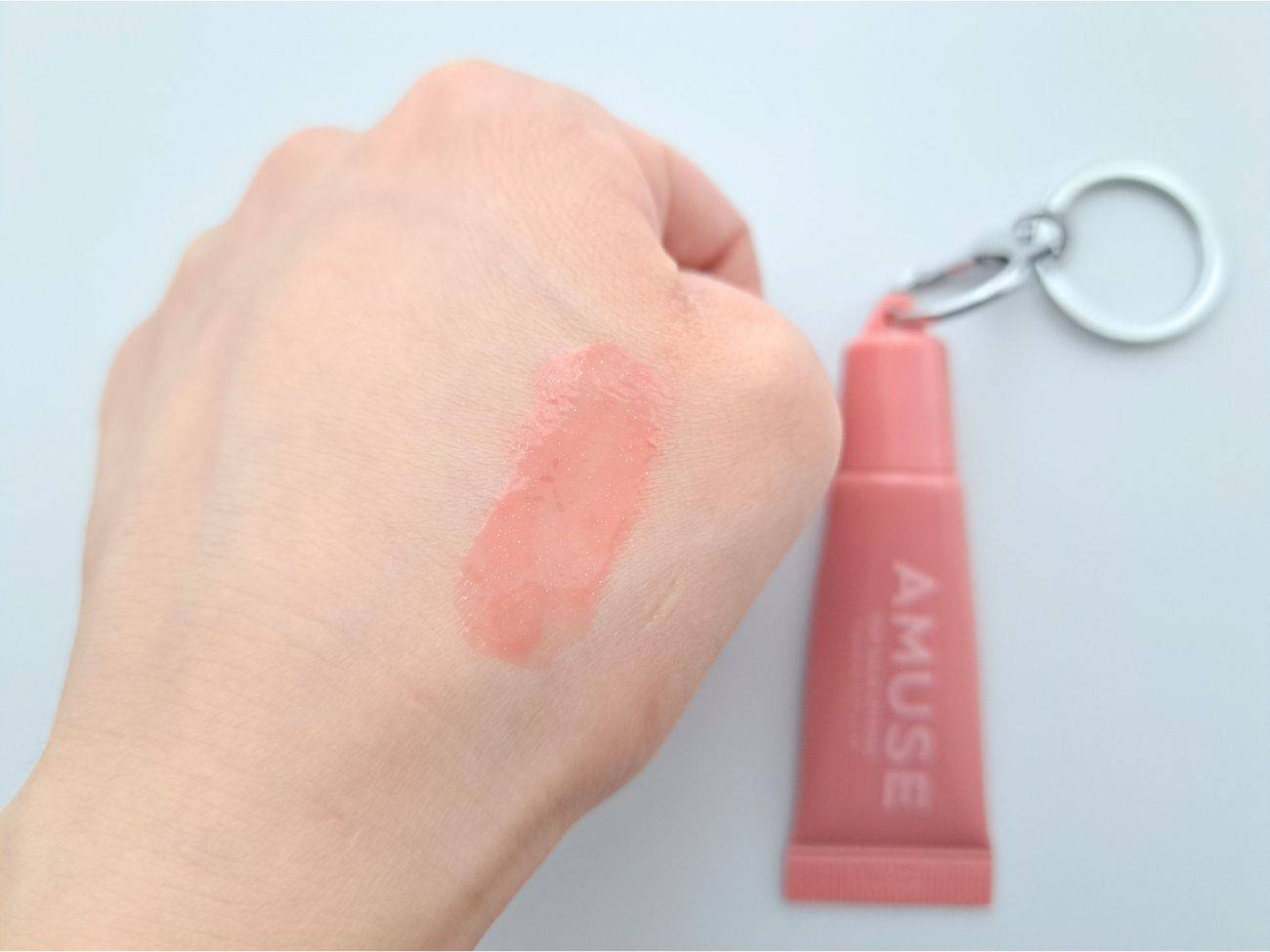 AMUSE ティントバームキーリング 09 ローズモモの手元スウォッチ