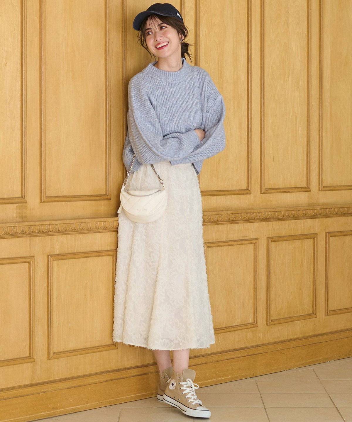 スカートコーデの女性