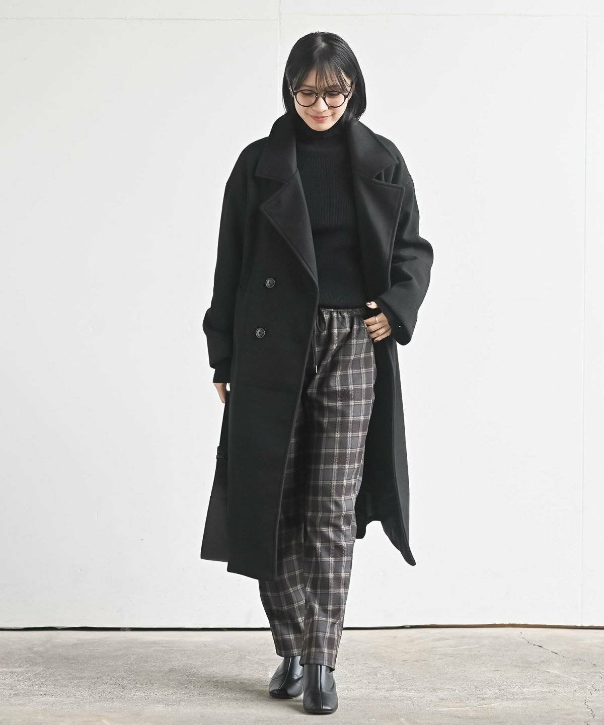 パンツコーデの女性