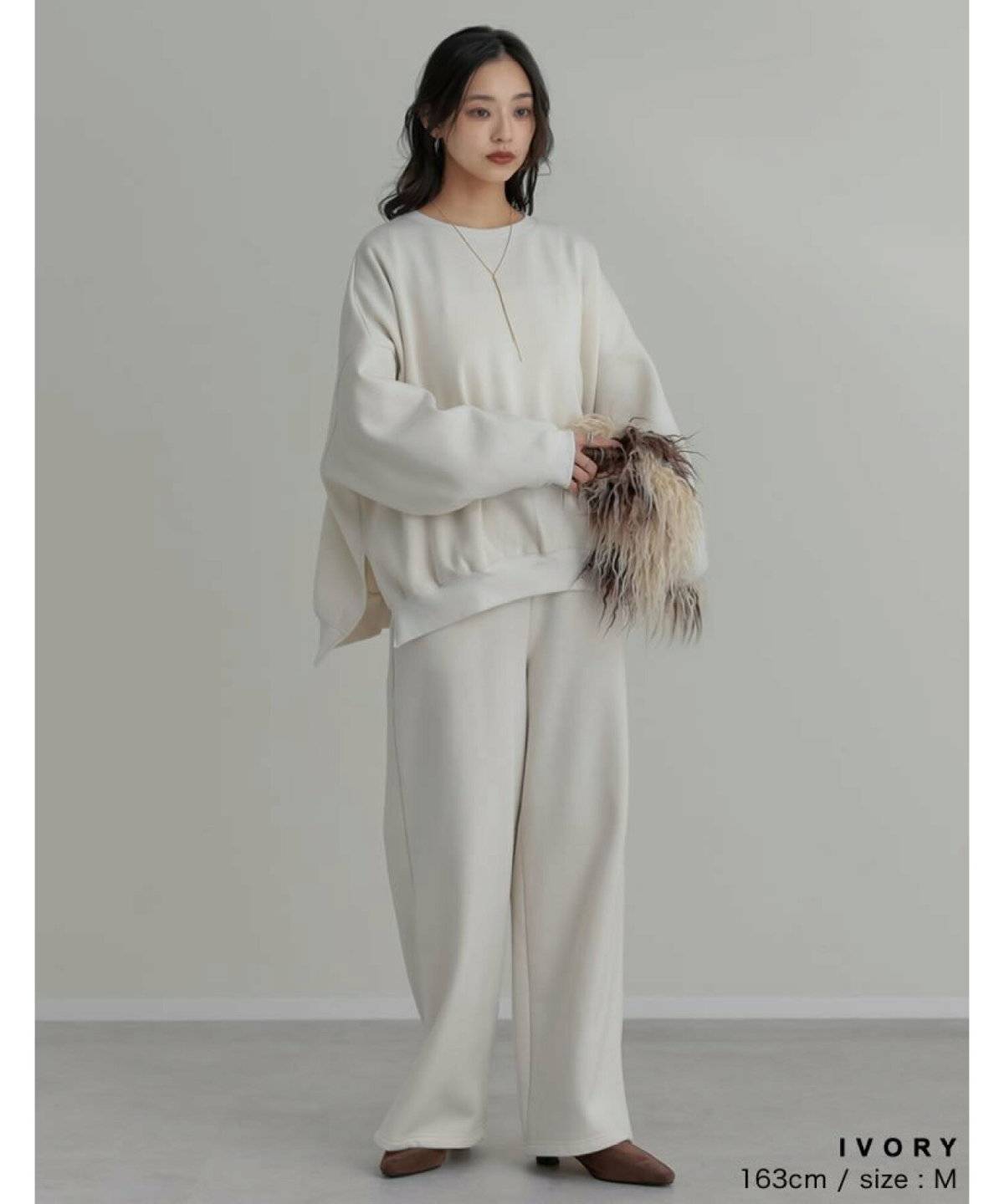 パンツコーデの女性