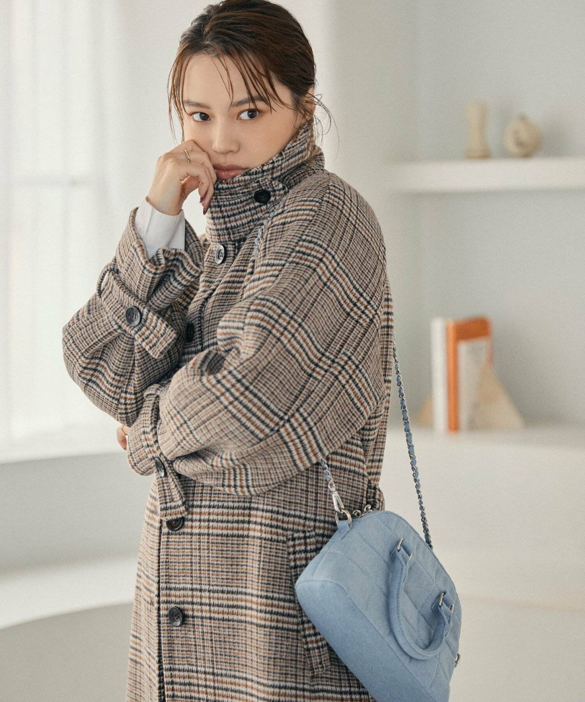 パンツコーデの女性