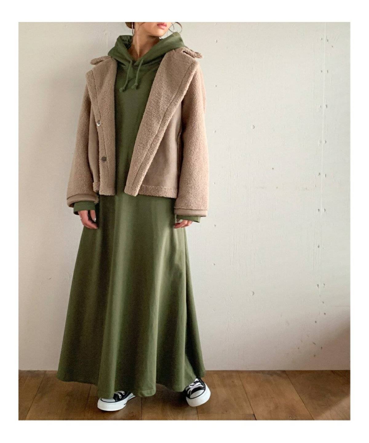 ワンピースコーデの女性