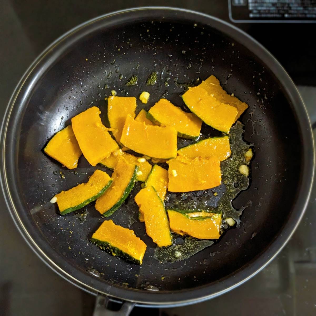 JAグループ公式の「かぼちゃのガーリックカレーソテー」のレシピ