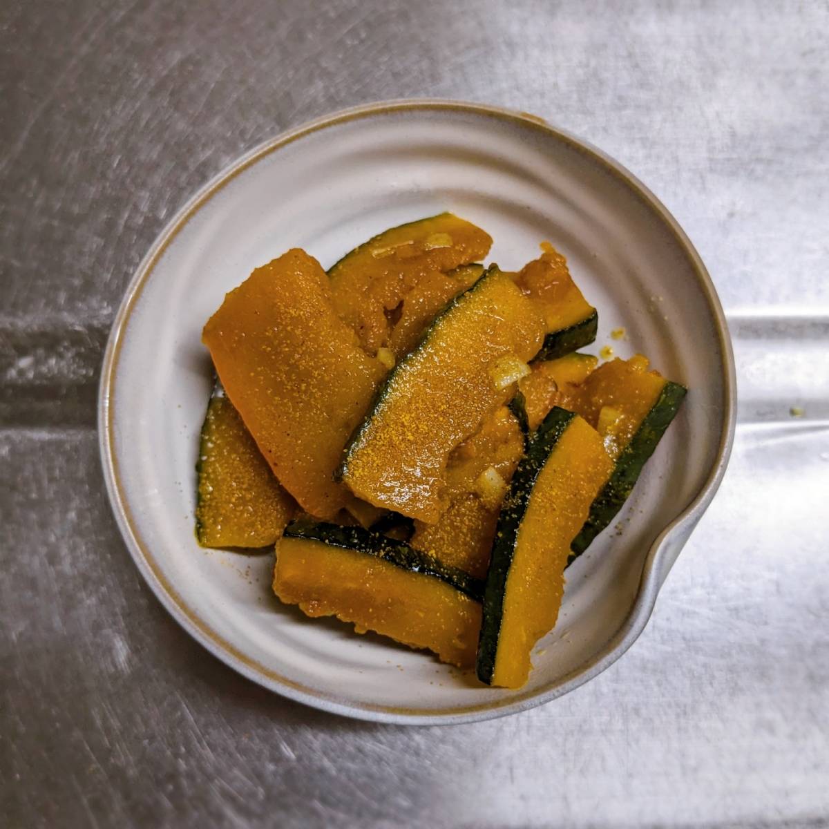 JAグループ公式の「かぼちゃのガーリックカレーソテー」のレシピ