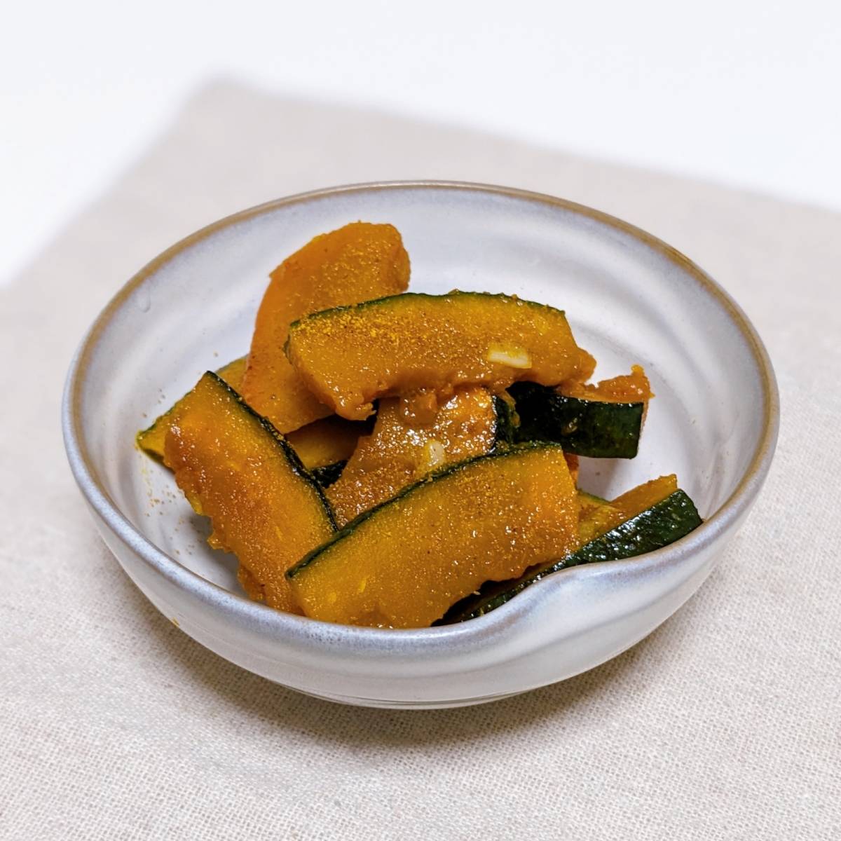 JAグループ公式の「かぼちゃのガーリックカレーソテー」のレシピ