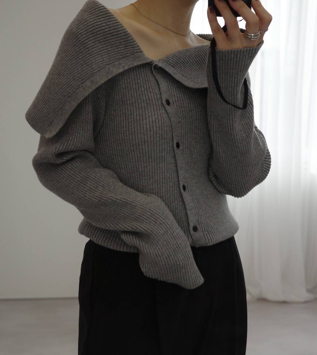 グレーのオフショルダーニットコーデ