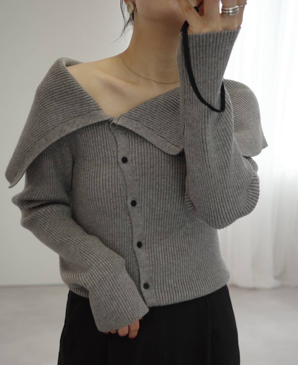 グレーのオフショルダーニットコーデ