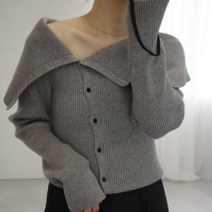 一枚でこなれムードが完成♪甘さ控えめに華やぐ「グレーオフショルニット」