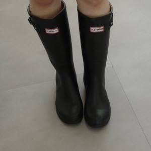 雨の日だけではもったいない！きれいめコーデにも映える「HUNTER」のロングブーツ