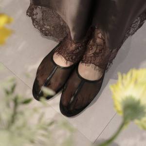 足元で差をつける。“抜け感×女性らしさ”が両方叶う「シアーバレエシューズ」